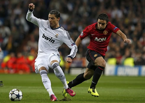 Cristiano Ronaldo switching directions with Rafael da Silva following him closely, in Real Madrd vs Man Utd in 2013