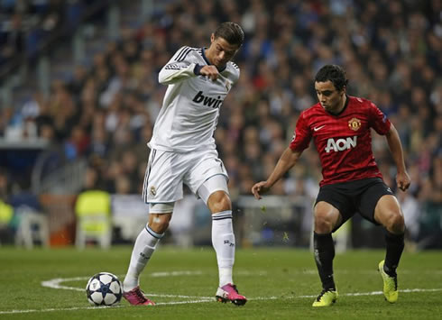 Cristiano Ronaldo protecting the ball from Rafael da Silva, in Real Madrid 1-1 Manchester United, in the UEFA Champions League 2013