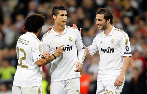 Marcelo and Higuaín congratulate Cristiano Ronaldo for his Real Madrid goal