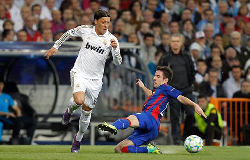 Mesut Ozil in top speed, dribbling a defender in Real Madrid vs CSKA Moscow