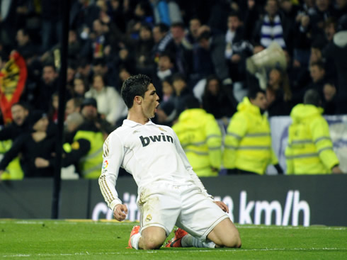 Cristiano Ronaldo sliding on his knees and looking to his left, in Real Madrid 3-1 Sporting Gijon, in 2012