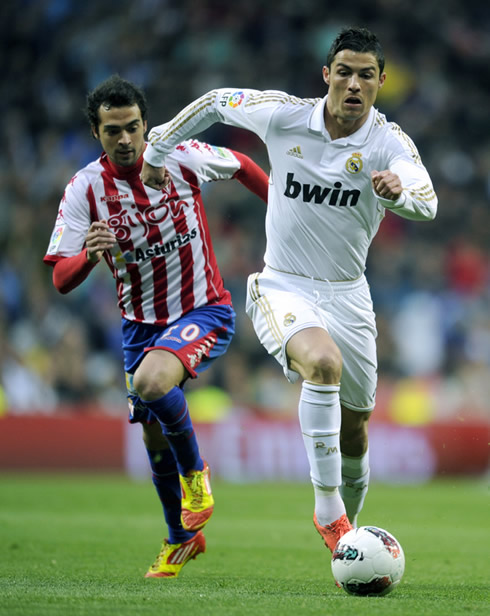 Cristiano Ronaldo sprinting and running with the ball, in Real Madrid 3-1 Sporting Gijon, in La Liga 2012