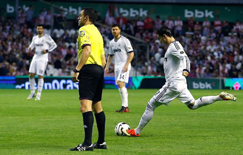 Cristiano Ronaldo free-kick goal in San Mamés, in Athletic Bilbao 0-3 Real Madrid, for La Liga 2013