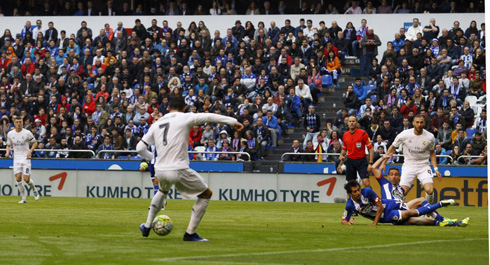 Cristiano Ronaldo finishing off an assist from Benzema, in Depor 0-2 Real Madrid