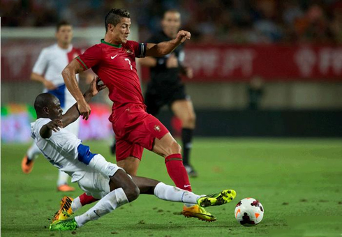 Cristiano Ronaldo avoiding a sliding tackle in Portugal 1-1 Netherlands, in 2013