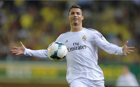 Cristiano Ronaldo prepares to grab the ball with his hands, in Real Madrid 2013-2014