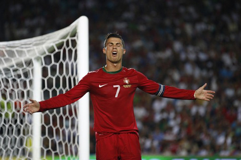 Cristiano Ronaldo opening his arms and making a sad face, in Portugal vs Panama in 2012-2013