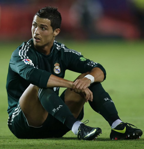 Cristiano Ronaldo sit down on the ground, during a game for Real Madrid, in La Liga 2012/2013