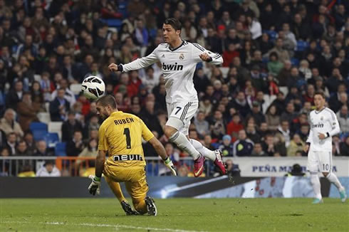 Cristiano Ronaldo tries to make the ball get past Rúben, in Real Madrid 2-0 Rayo Vallecano, in 2013