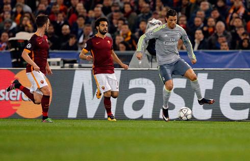 Cristiano Ronaldo chopping the ball behind his body, in Roma vs Real Madrid