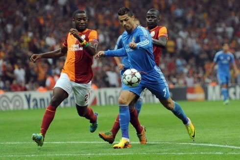 Cristiano Ronaldo being chased by two defenders, in Galatasaray 1-6 Real Madrid
