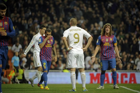
Cristiano Ronaldo and Karim Benzema between Barça players, Puyol, Sanchez and Piqué, in 2012