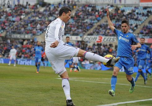 Cristiano Ronaldo trying to keep the ball in play, in Getafe 0-3 Real Madrid