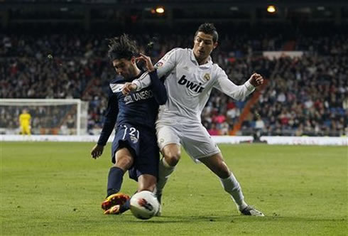 Cristiano Ronaldo using his strong body to win position in a loose ball
