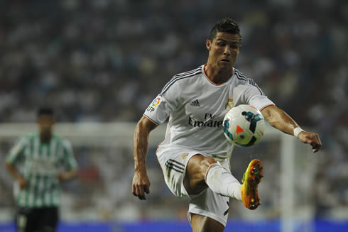 Cristiano Ronaldo controlling the ball with the tip of his toes, in Real Madrid 2013