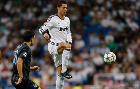 Cristiano Ronaldo and Gareth Barry, playing in Real Madrid 3-2 Manchester City, in the UEFA Champions League 2012-2013