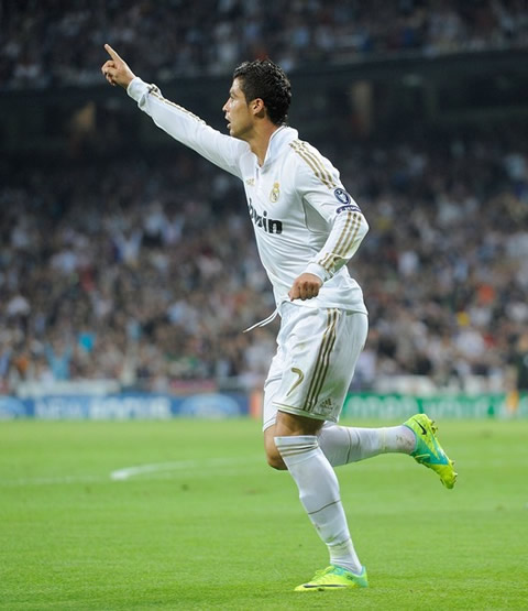 Cristiano Ronaldo raising his finger in a UEFA Champions League game, in 2011-2012