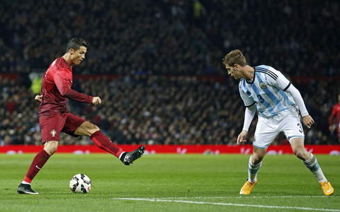Cristiano Ronaldo stepovers in Portugal vs Argentina, in Old Trafford in 2014