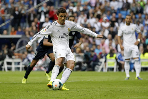 Cristiano Ronaldo scoring in Real Madrid 2-0 Malaga, from the penalty-kick spot