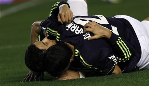 Cristiano Ronaldo hugging Angel di María on the ground, in Real Madrid 2013