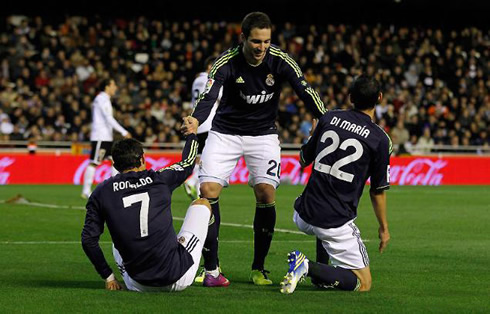 Gonzalo Higuaín stretching his hands to Cristiano Ronaldo and Angel di María, in a Real Madrid match in 2013