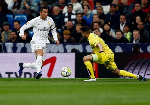 Cristiano Ronaldo in a goal scoring opportunity against Sergio Asenjo, in Real Madrid vs Villarreal