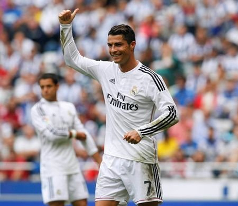 Cristiano Ronaldo raising his right thumb up in the air