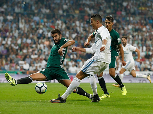 Cristiano Ronaldo puts in a cross in Real Madrid 0-1 Betis, for La Liga 2017-18