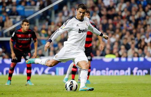 Cristiano Ronaldo scoring the penalty kick spot, in Real Madrid win by 2-0 over Celta de Vigo