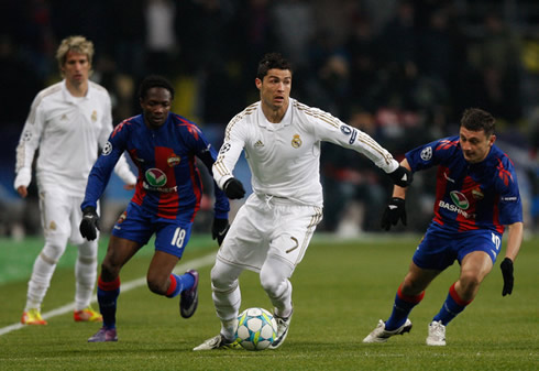 Cristiano Ronaldo escapes from two CSKA defenders, while already looking upfront for his teammates moves