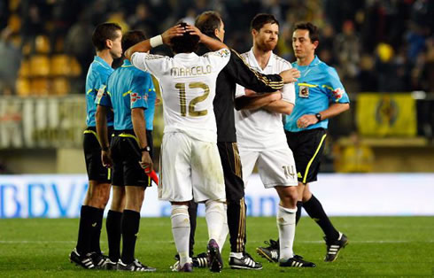 Marcelo and Xabi Alonso losing their heads with Paradas Romero, the referee from Villarreal vs Real Madrid, for La Liga in 2012