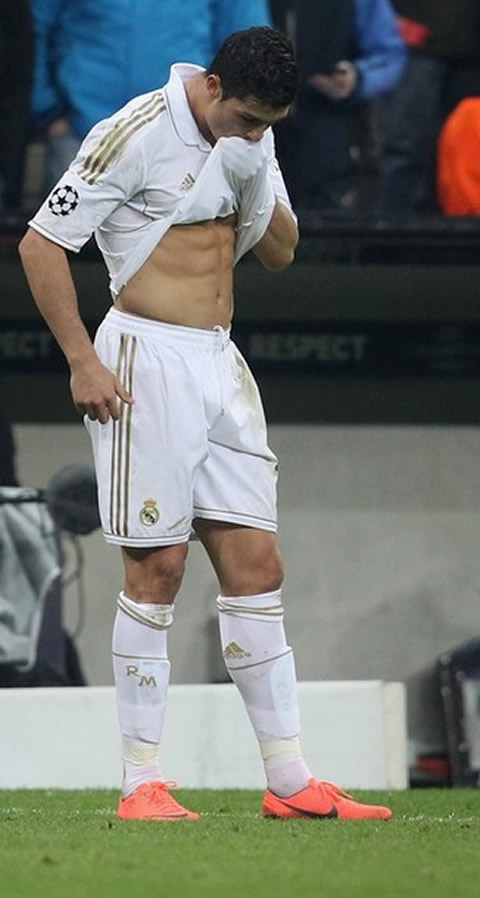 Cristiano Ronaldo showing his 6-pack abs in a soccer game between Barcelona and Real Madrid in La Liga 2012