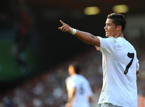 Cristiano Ronaldo raising his left arm and pointing above, in Real Madrid 6-0 Bournemouth, in 2013-2014