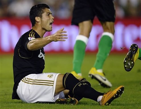 Cristiano Ronaldo sitted on the pitch and complaining in Racing Santander vs Real Madrid, La Liga match in 2011-2012