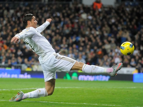 Cristiano Ronaldo controlling the ball with the his right foot toes