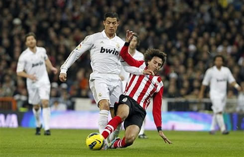 Cristiano Ronaldo gets the ball stolen from a good tackle made by an Athletico Bilbao's defender