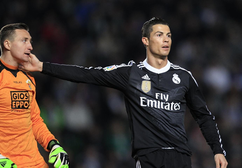Cristiano Ronaldo caresses Elche's goalkeeper face