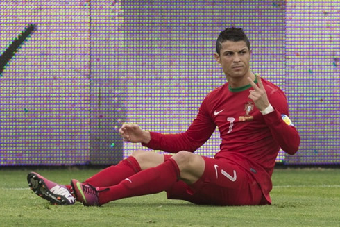 Cristiano Ronaldo complaining about having suffered already 2 fouls from the same opponent, in Israel 3-3 Portugal, in 2013