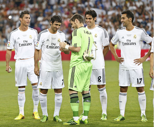 Cristiano Ronaldo watching closely to Iker Casillas gesture of handing the captain's armband to Raúl, on his tribute game at the Santiago Bernabéu in 2013