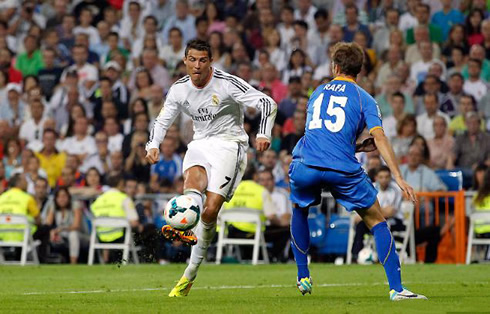 Cristiano Ronaldo right-foot strike, in Real Madrid 4-1 Getafe, in 2013-2014