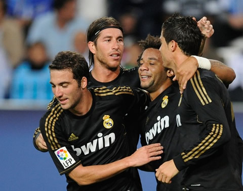 Cristiano Ronaldo being cheered by Higuaín, Sergio Ramos and Marcelo