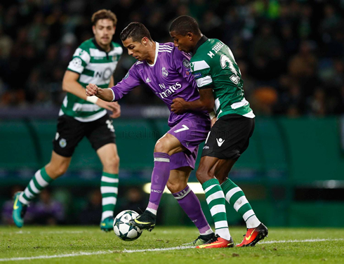 Cristiano Ronaldo protecting the ball in Sporting 1-2 Real Madrid