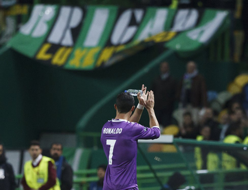 Cristiano Ronaldo thanking Sporting fans for their support and homage