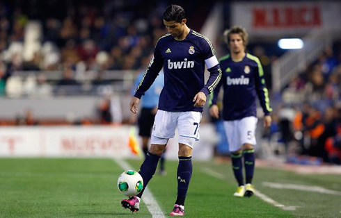Cristiano Ronaldo holding the ball at the edge of his pink football boots, in Valencia vs Real Madrid, in 2013