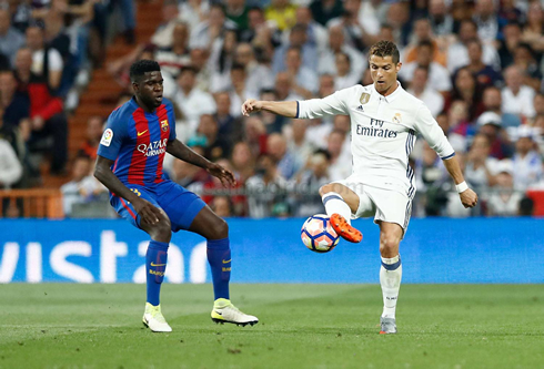 Cristiano Ronaldo controlling the ball in a league game in 2017 between Barça and Real Madrid