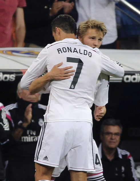 Cristiano Ronaldo being substituted by Martin Odegaard in Real Madrid