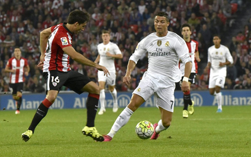 Cristiano Ronaldo tries to get past a defender, in Athletic Bilbao 1-2 Real Madrid, in September of 2015