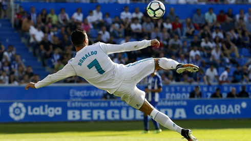 Cristiano Ronaldo tries an acrobatic shot in Alavés 1-2 Real Madrid