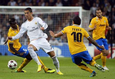 Cristiano Ronaldo running away from Paul Pogba, Carlos Tevez and Chiellini, in Real Madrid vs Juventus in 2013