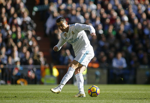 Cristiano Ronaldo misses his shot when trying to strike with his left foot